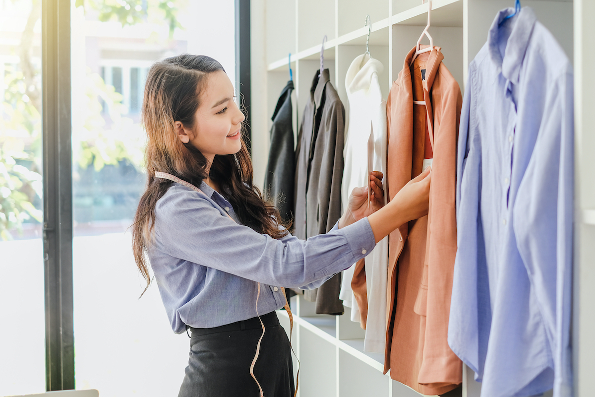 派遣で服の販売