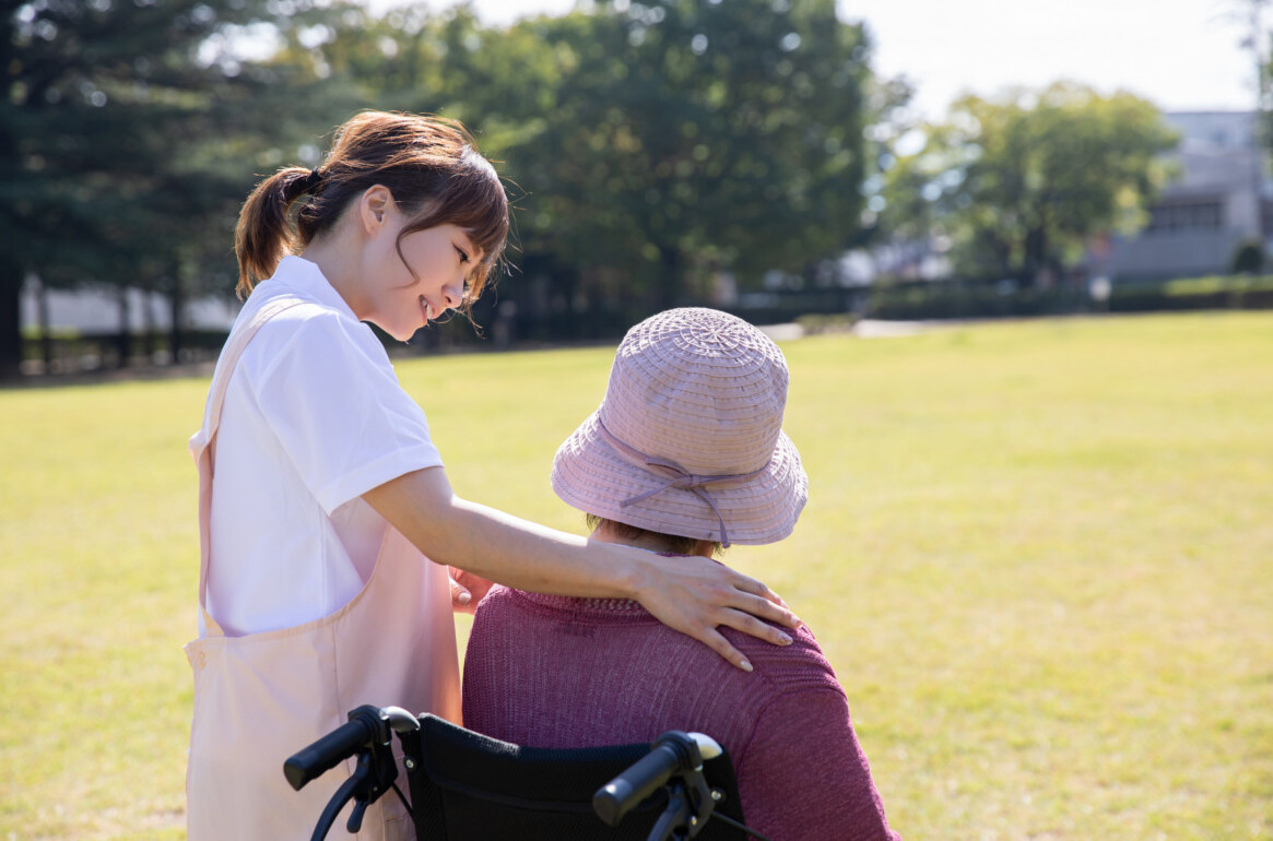 介護派遣で働くメリットは何？正社員との違いや派遣会社を選ぶコツも紹介