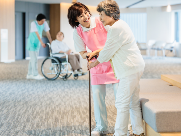 介護福祉士として派遣で働くメリットとは?おすすめの派遣会社も紹介_サムネ画像