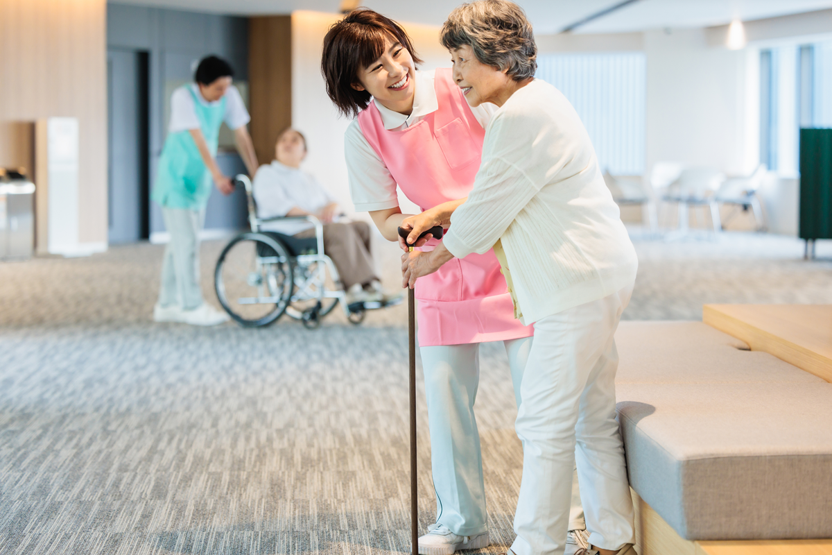 介護福祉士として派遣で働くメリットとは?おすすめの派遣会社も紹介_サムネ画像