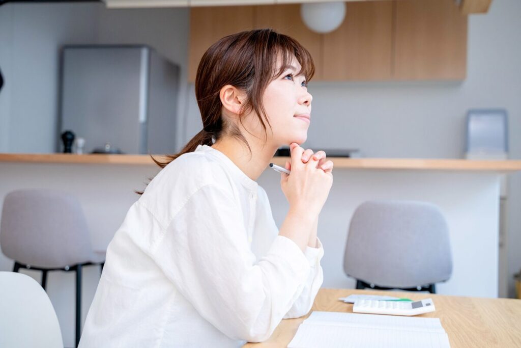 イメージ画像_考える女性