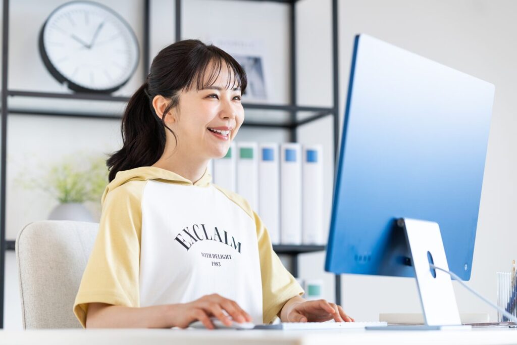 イメージ画像_パソコンを操作する女性