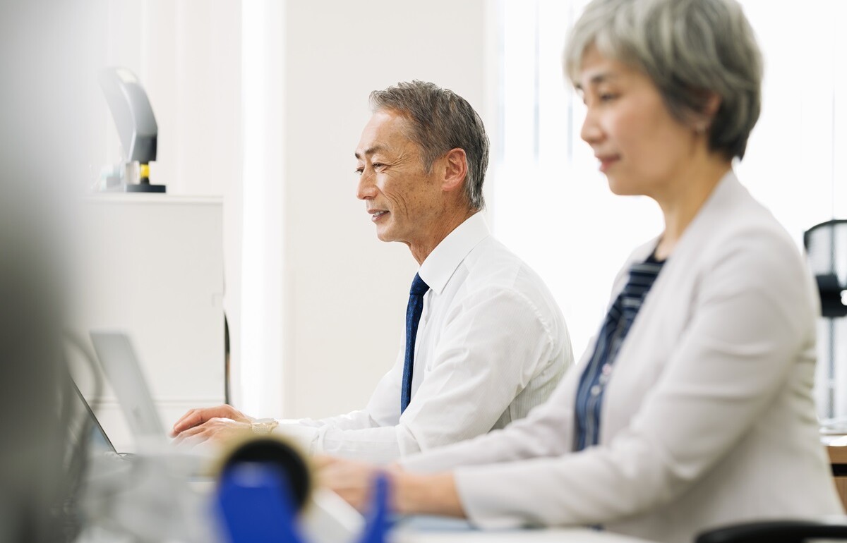 定年後も派遣で働くには？メリットやデメリットなど解説