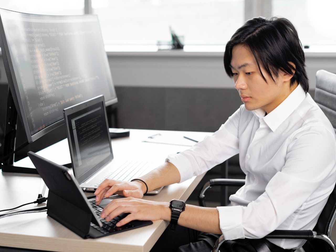 PC2台、モニター、男性