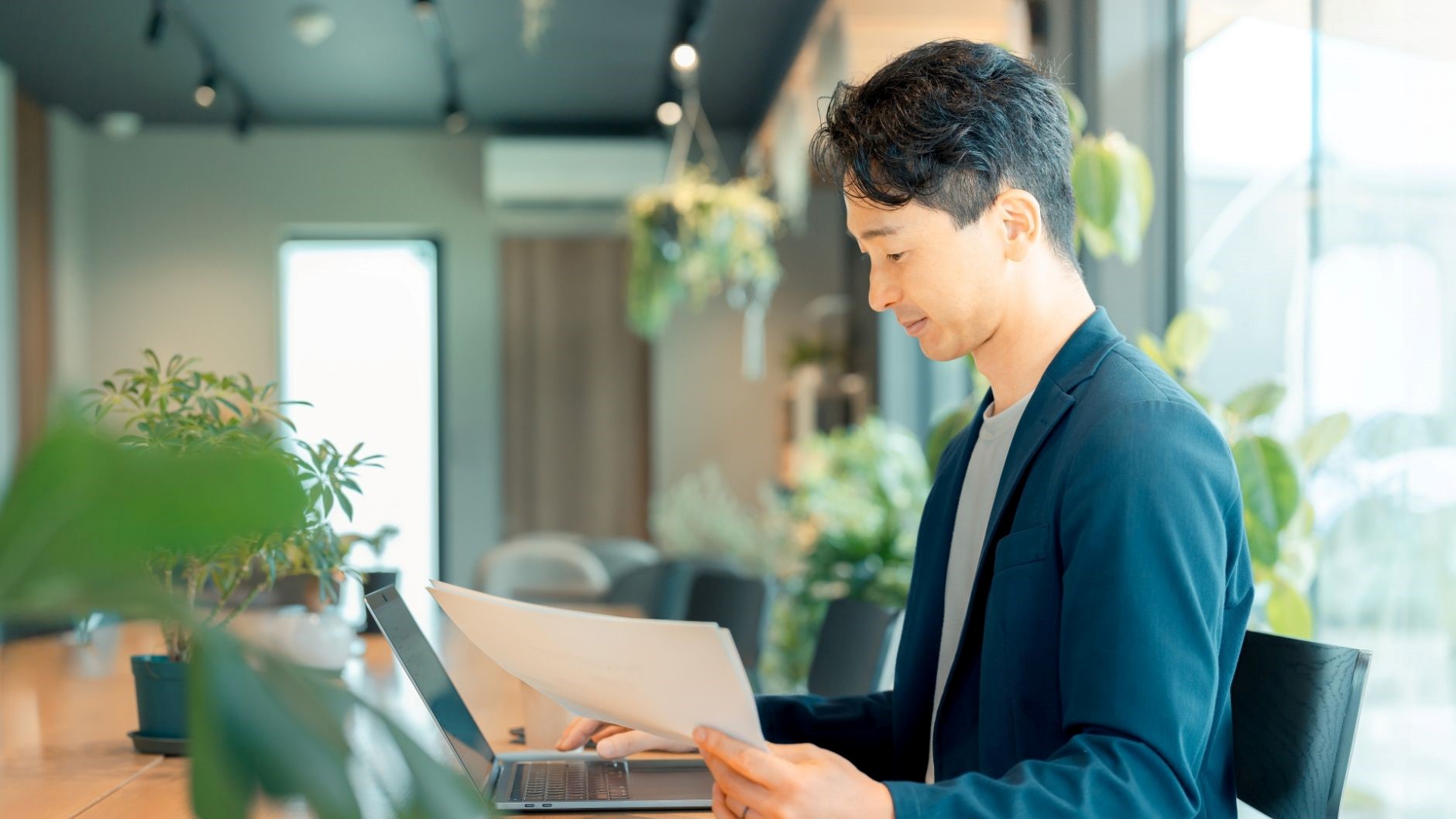カフェで仕事をする男性