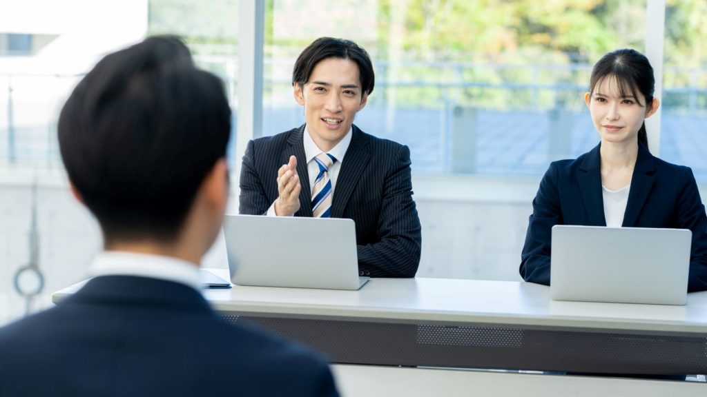 男女の面接官と求職者