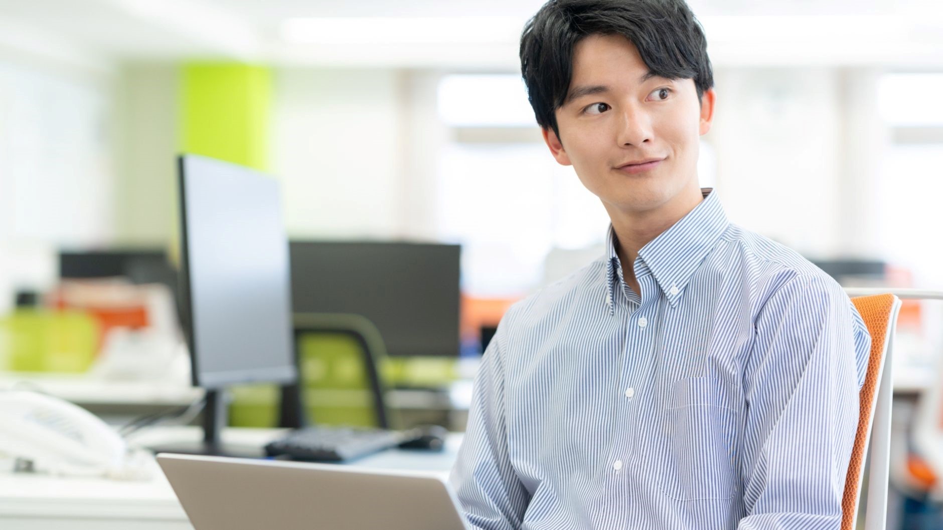 男性、オフィス、オレンジの椅子