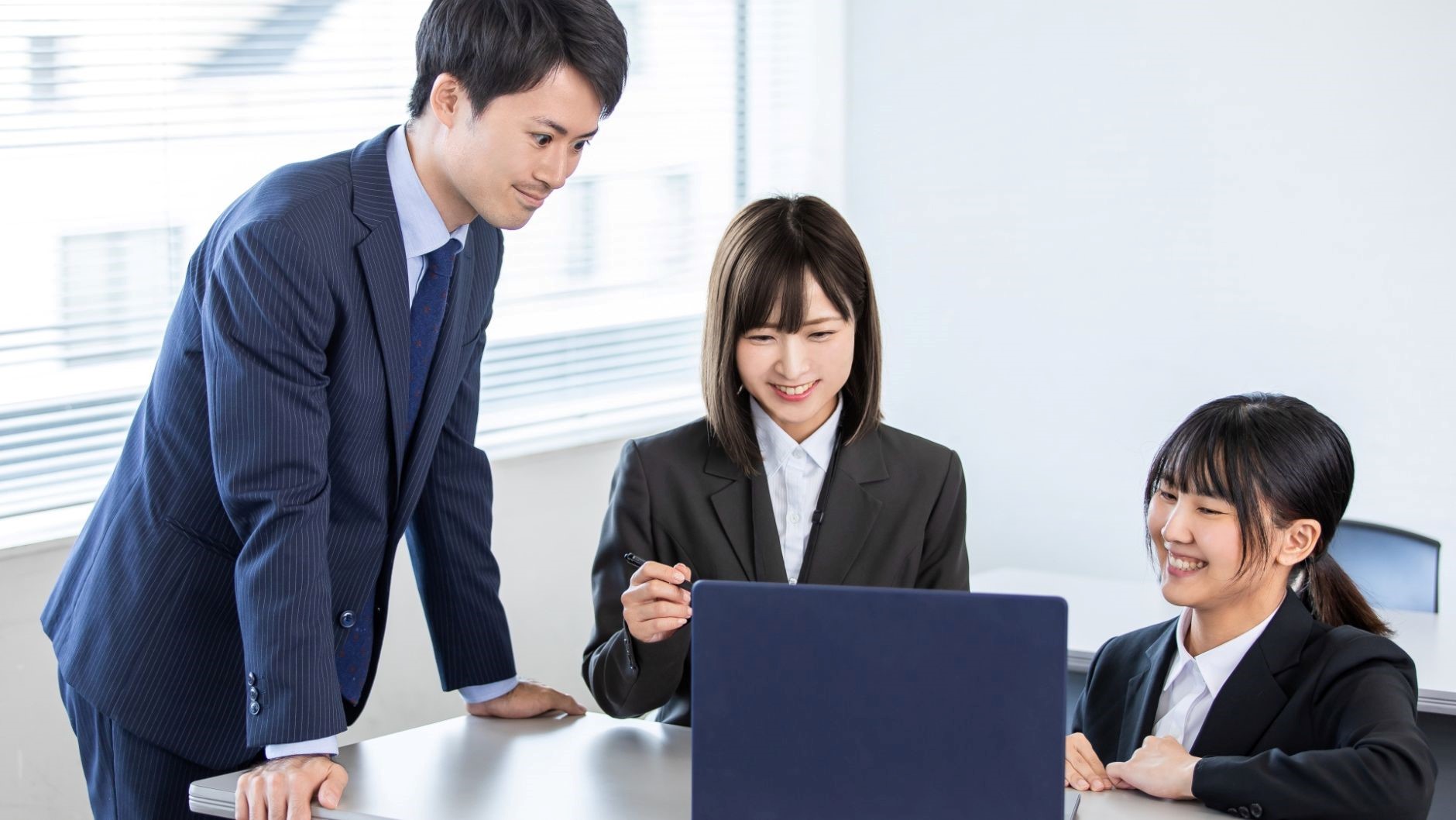 男性と女性二人、リクルートスーツ