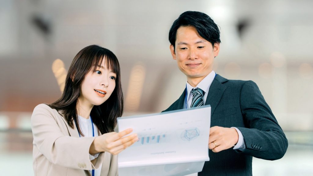 書類を見ながら話す男女