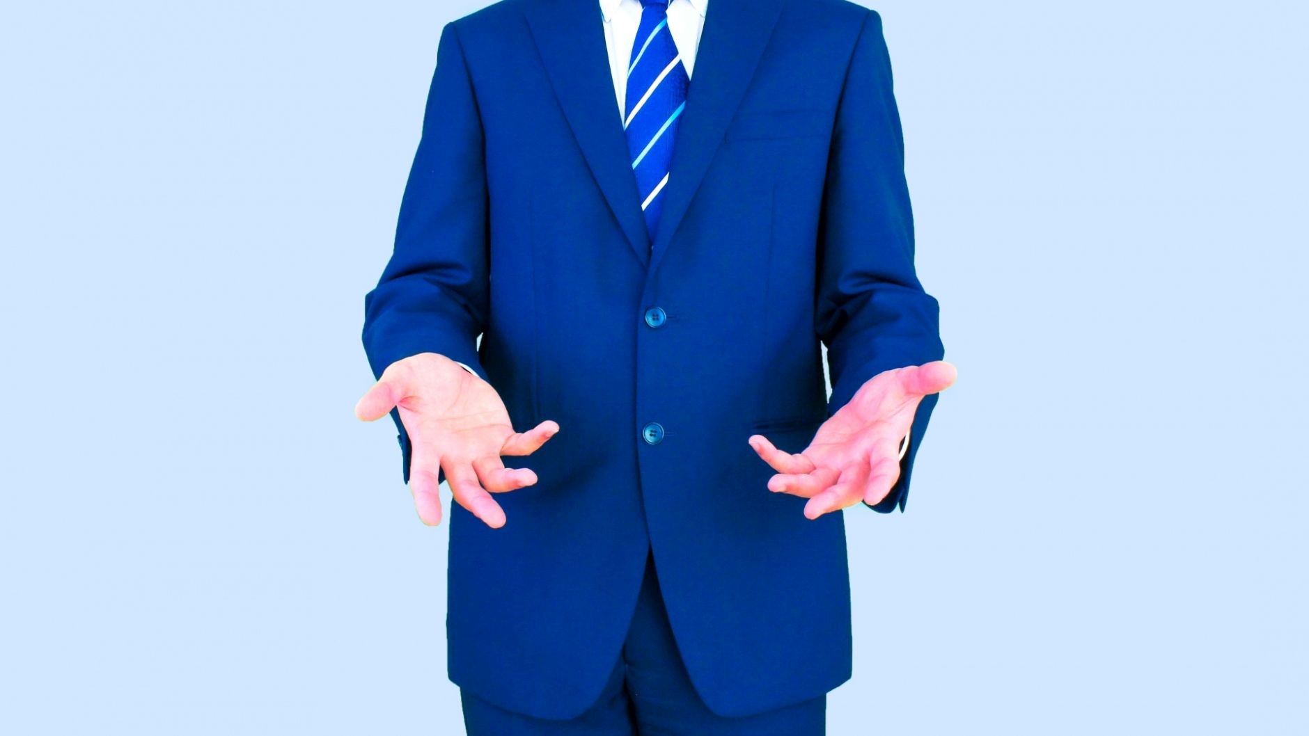 手を広げる　青いスーツ