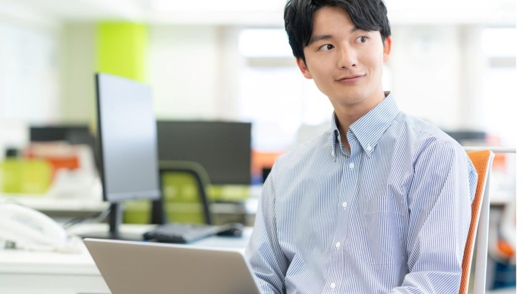 オフィスにいる男性