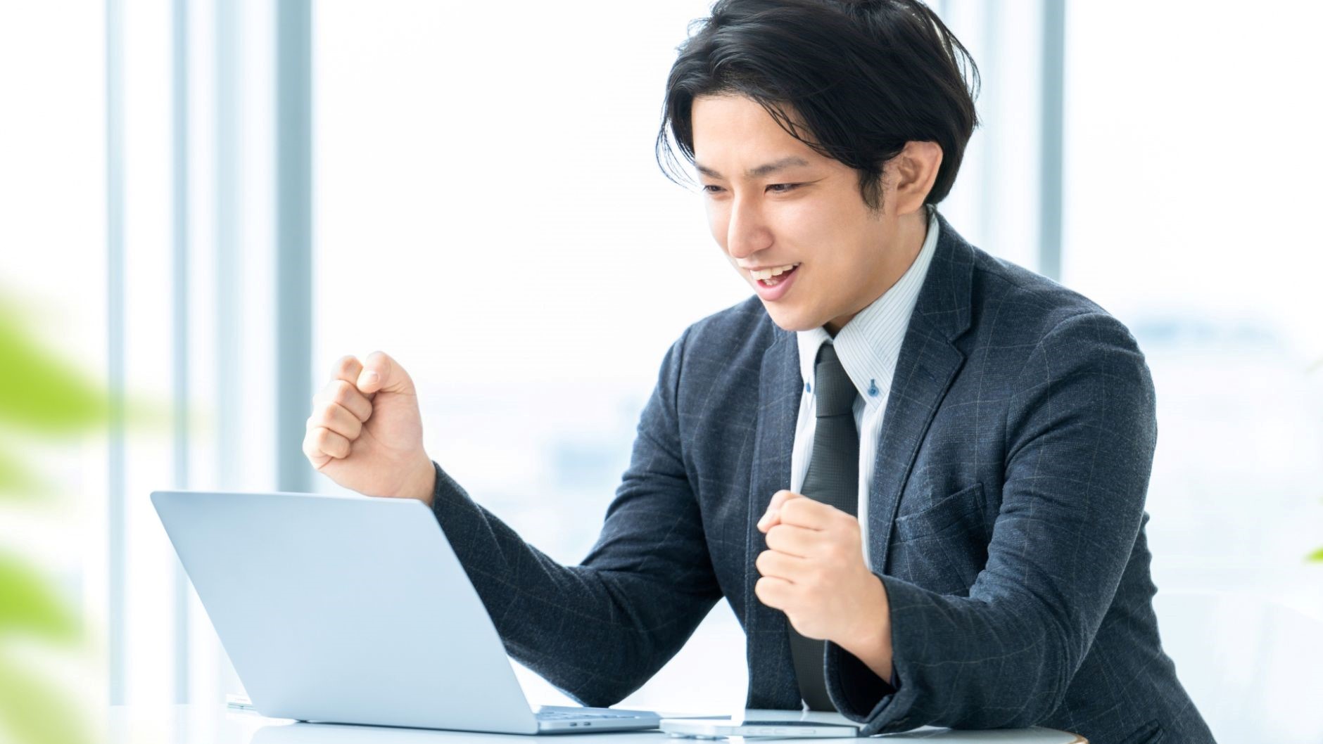 ガッツポーズ　スーツの男性