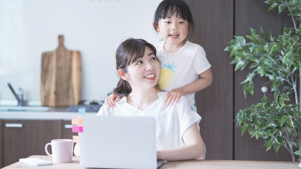 自宅で働く女性と子ども