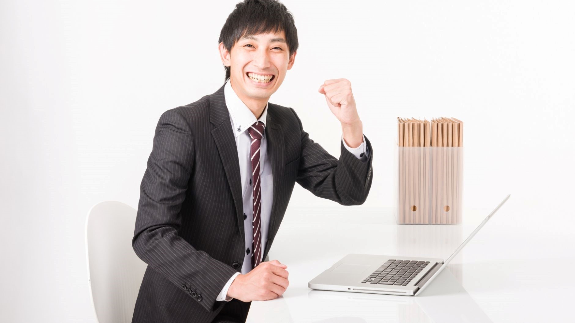 ガッツポーズ男性