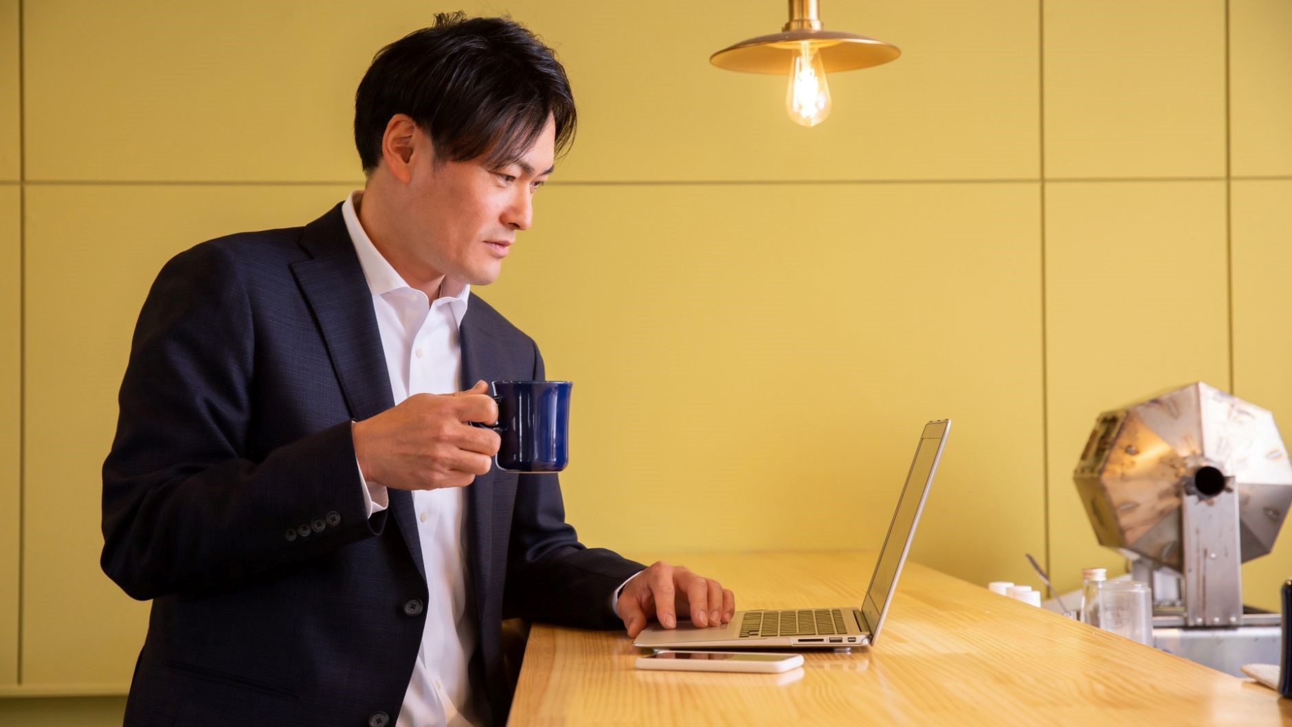 コーヒーを飲む男性