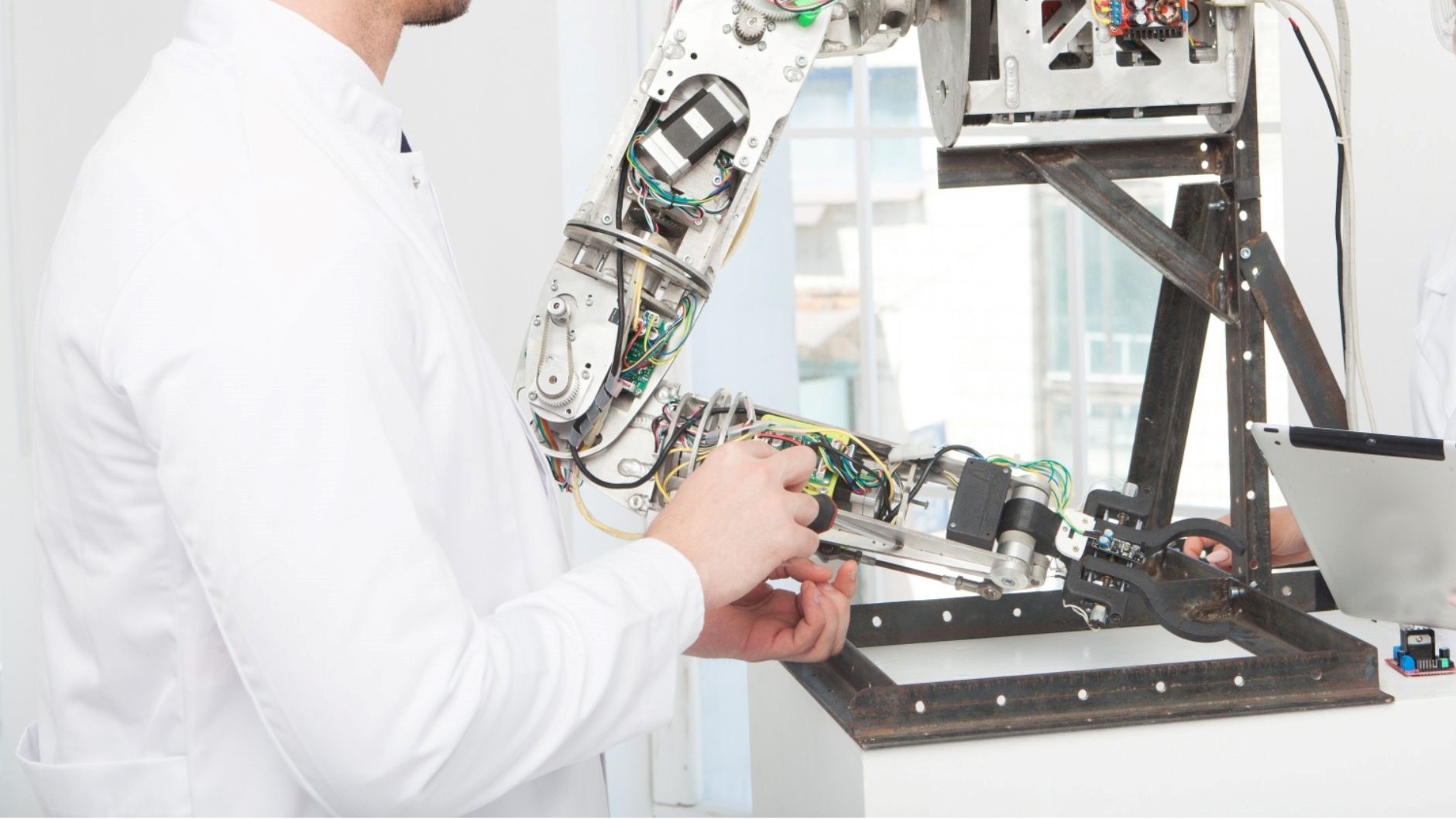 ロボットを操作する人間