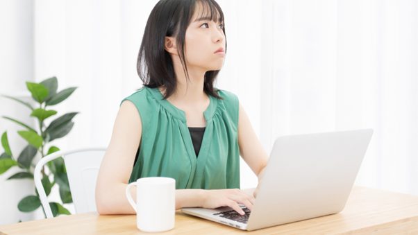 緑の服を着た女性