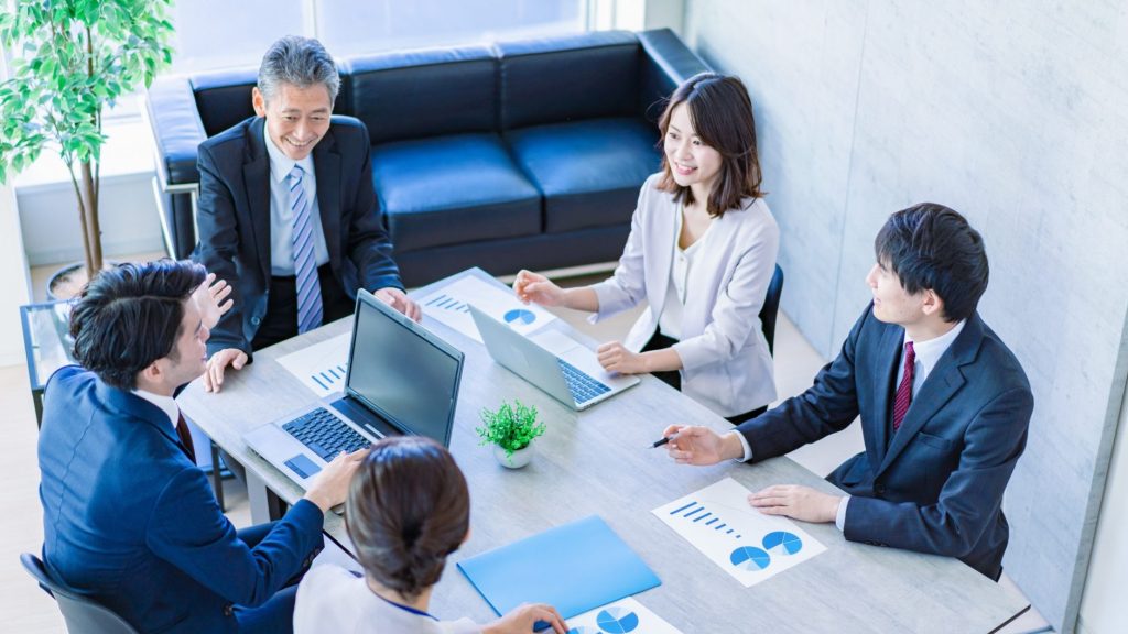 オフィスでミーティングしている様子