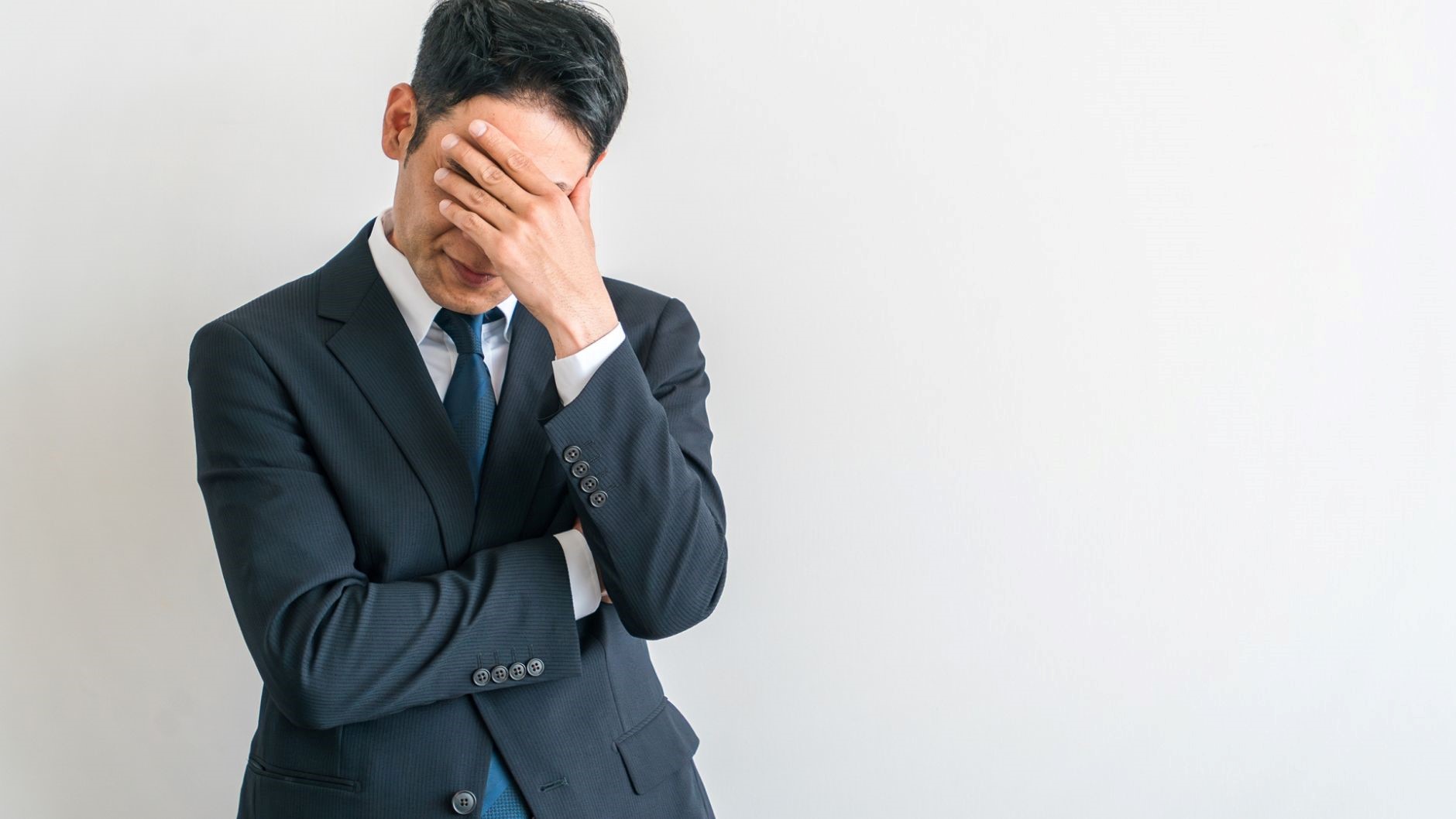 顔を手で覆う男性