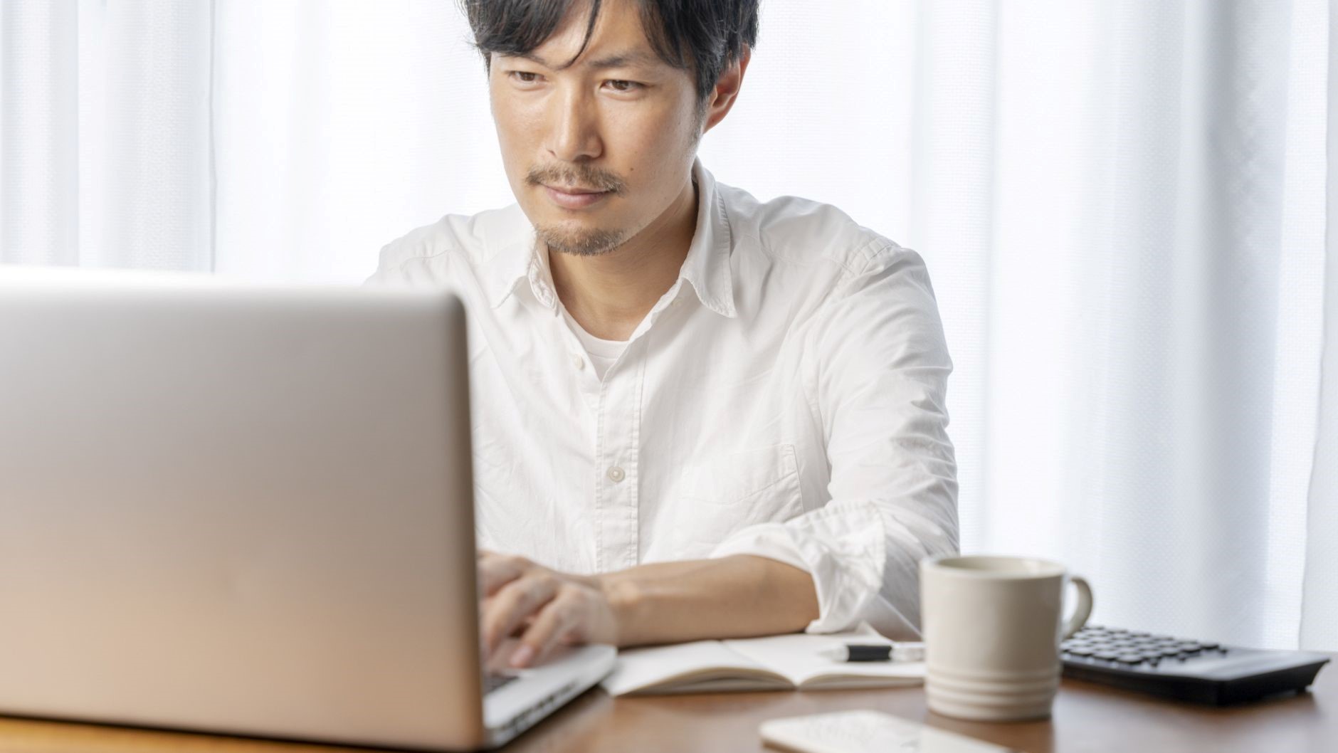 マグカップ、電卓、PC、男性