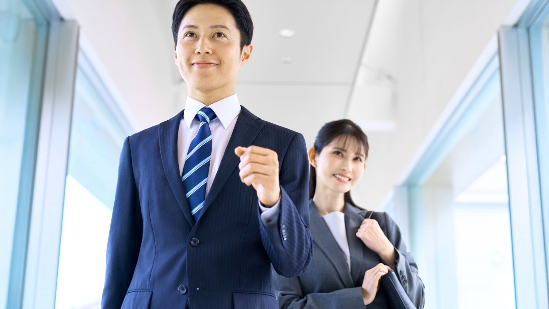 男性ひとり、女性ひとり、歩く