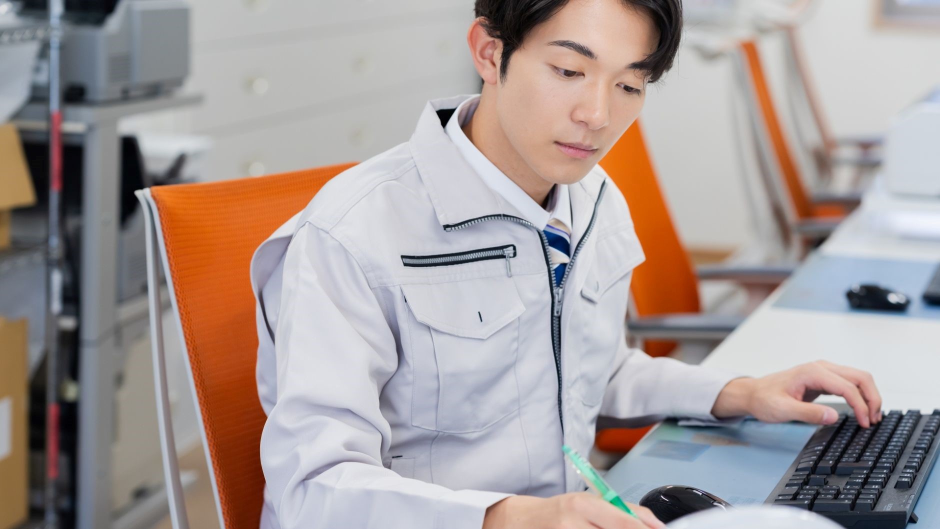 男性、PC作業