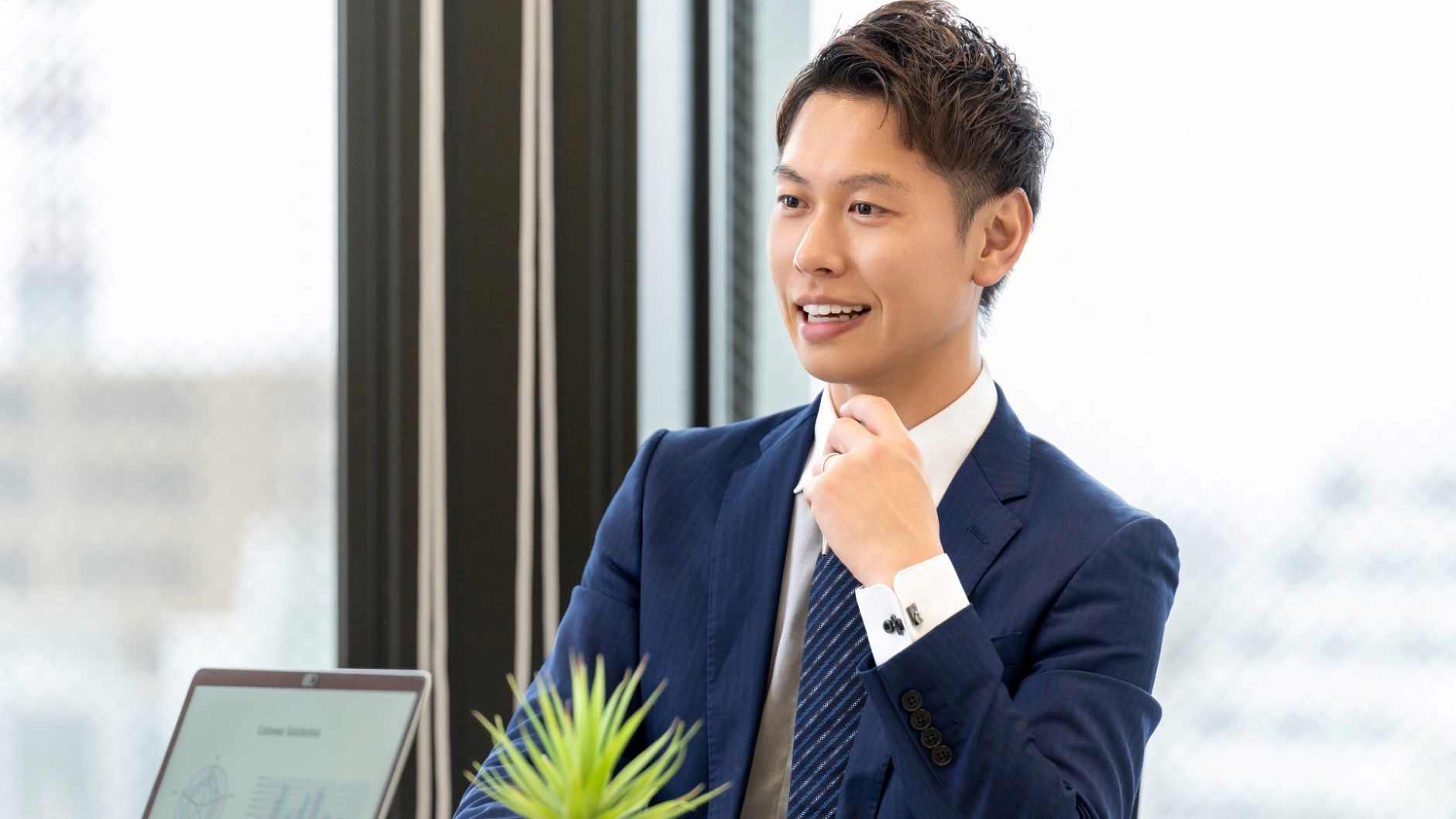 スーツ男性、大きい窓