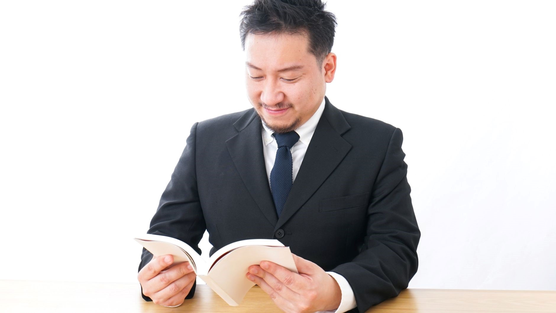 男性2人、高層オフィス