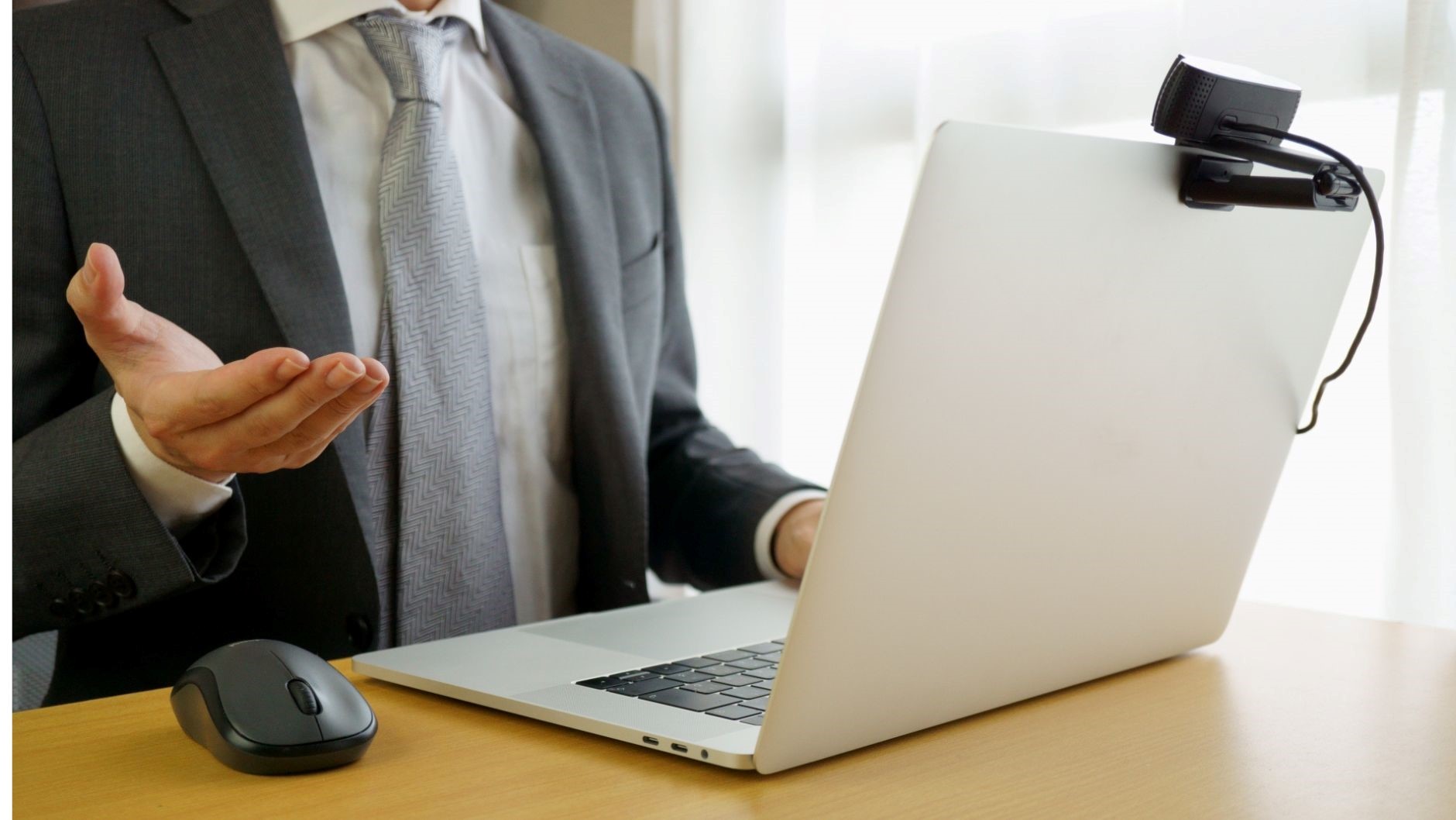 PC、マウス、外付けカメラ、スーツの男性