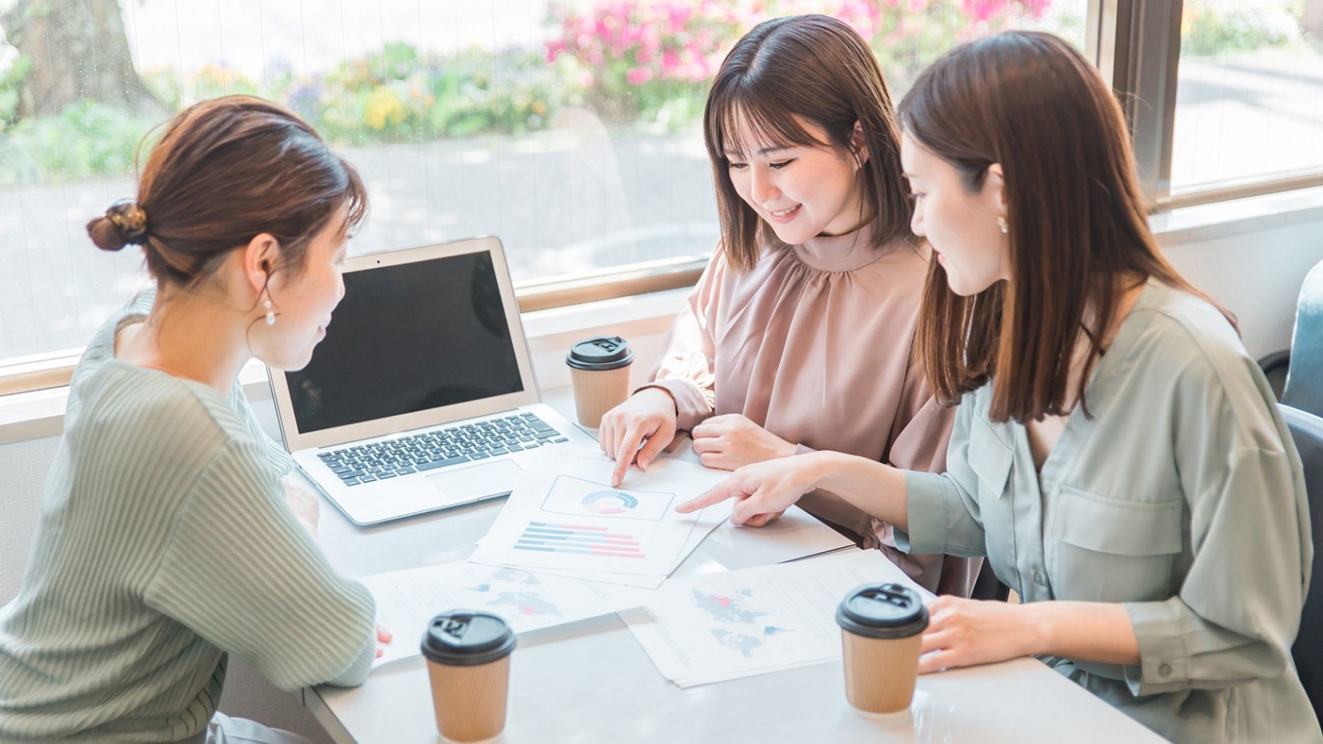 女性3名、資料、話し合い