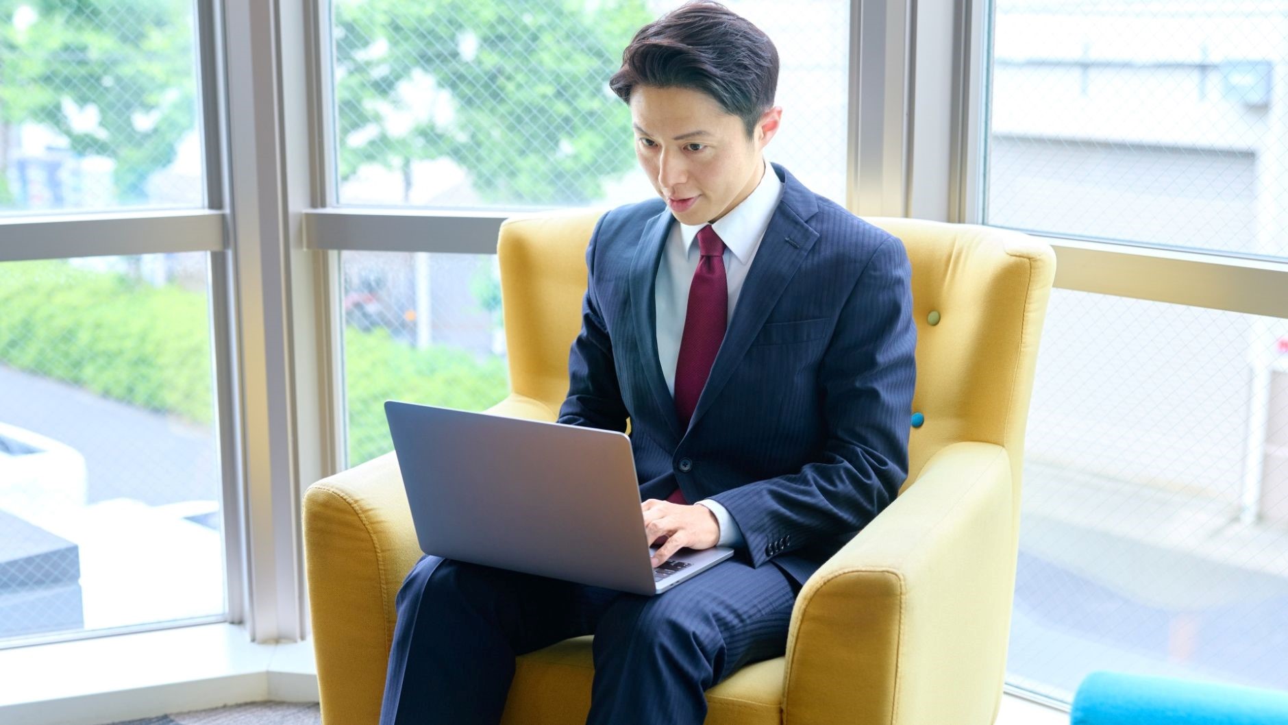 黄色いソファ、スーツ男性、PC