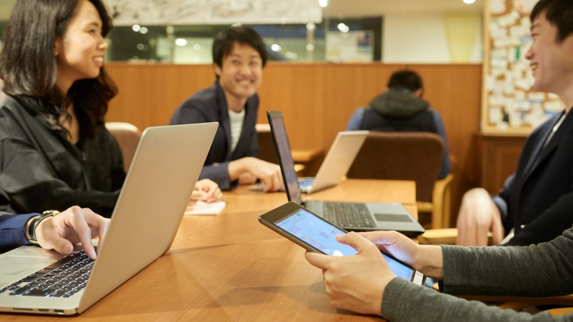 会議で談笑している風景