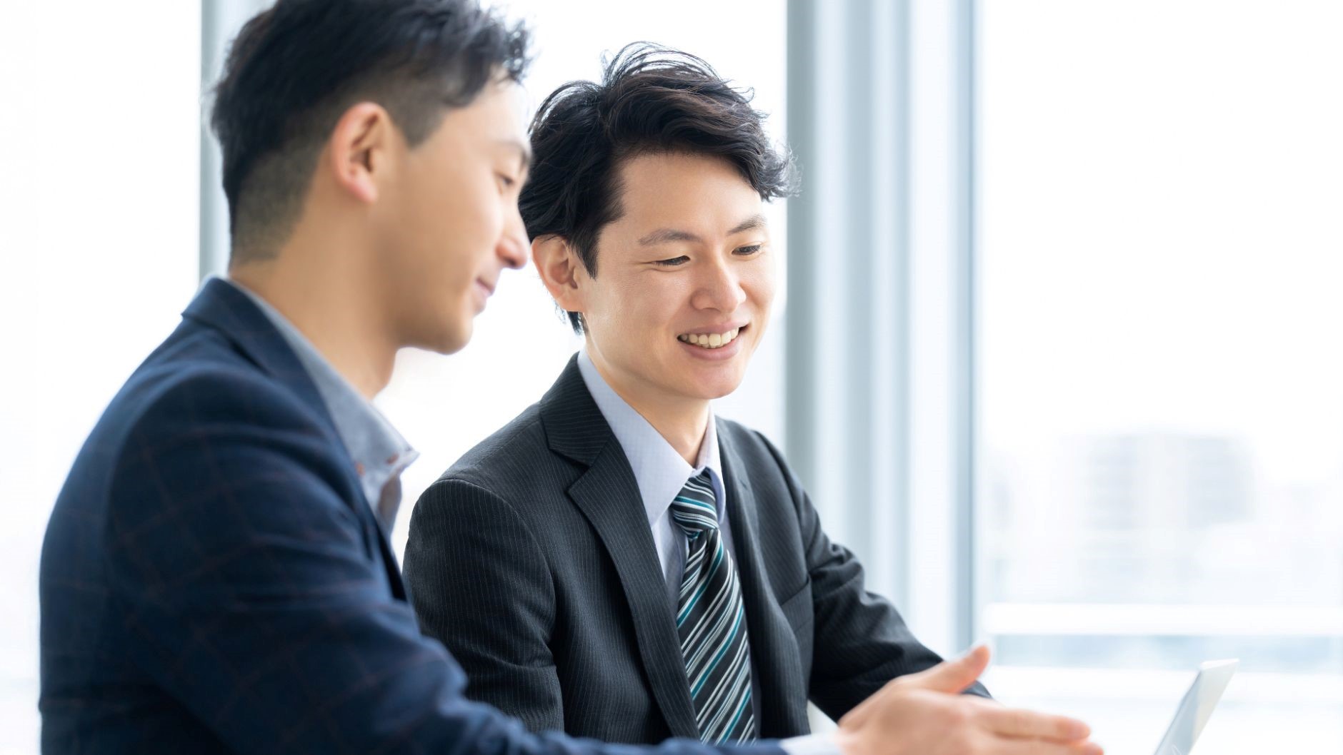 男性2人、高層オフィス