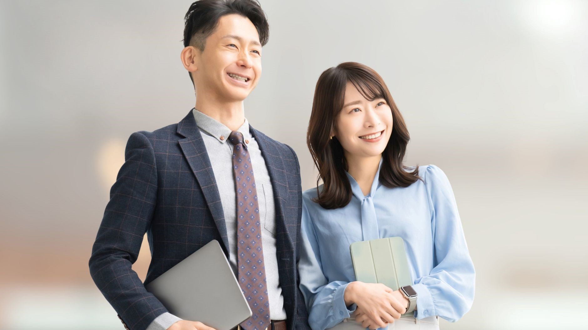 会社員の男女