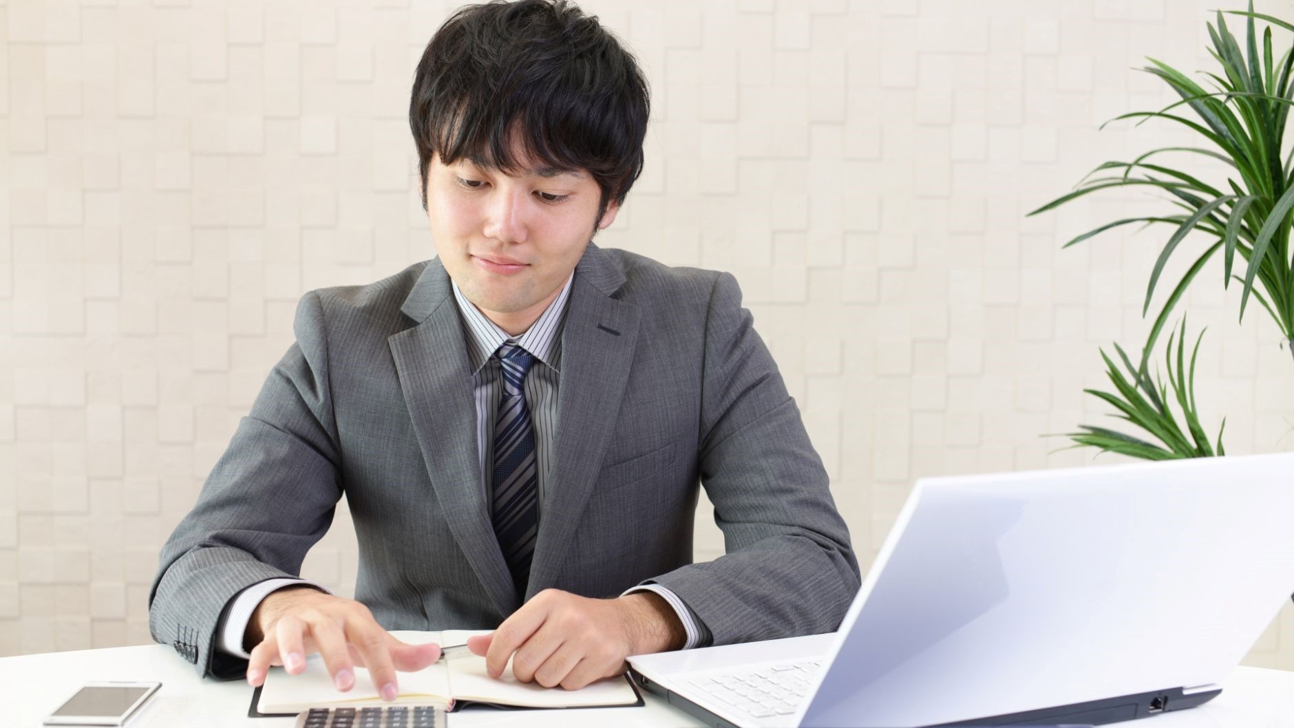 資格勉強をする男性