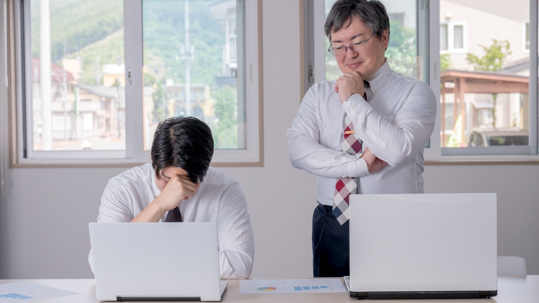 PC、悩む男性、眼鏡男性、田舎の風景