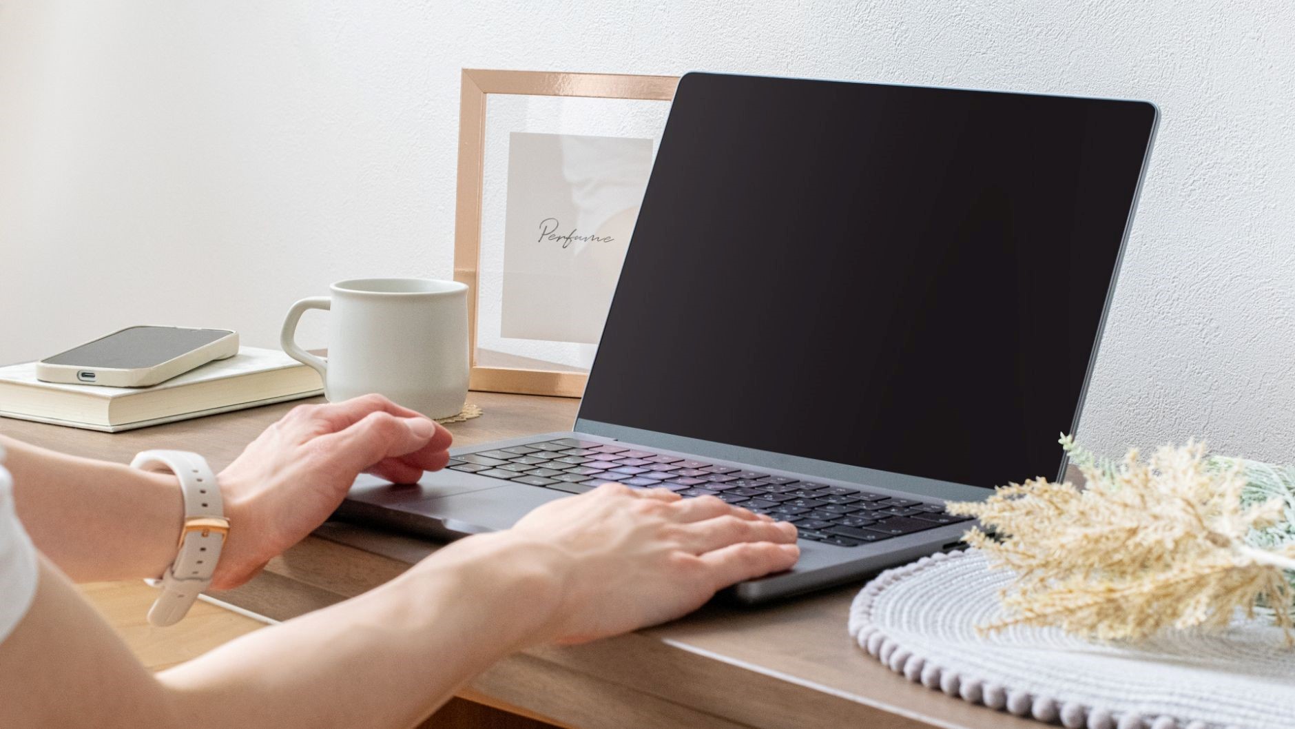 自宅、ドライフラワー、マグカップ、PC