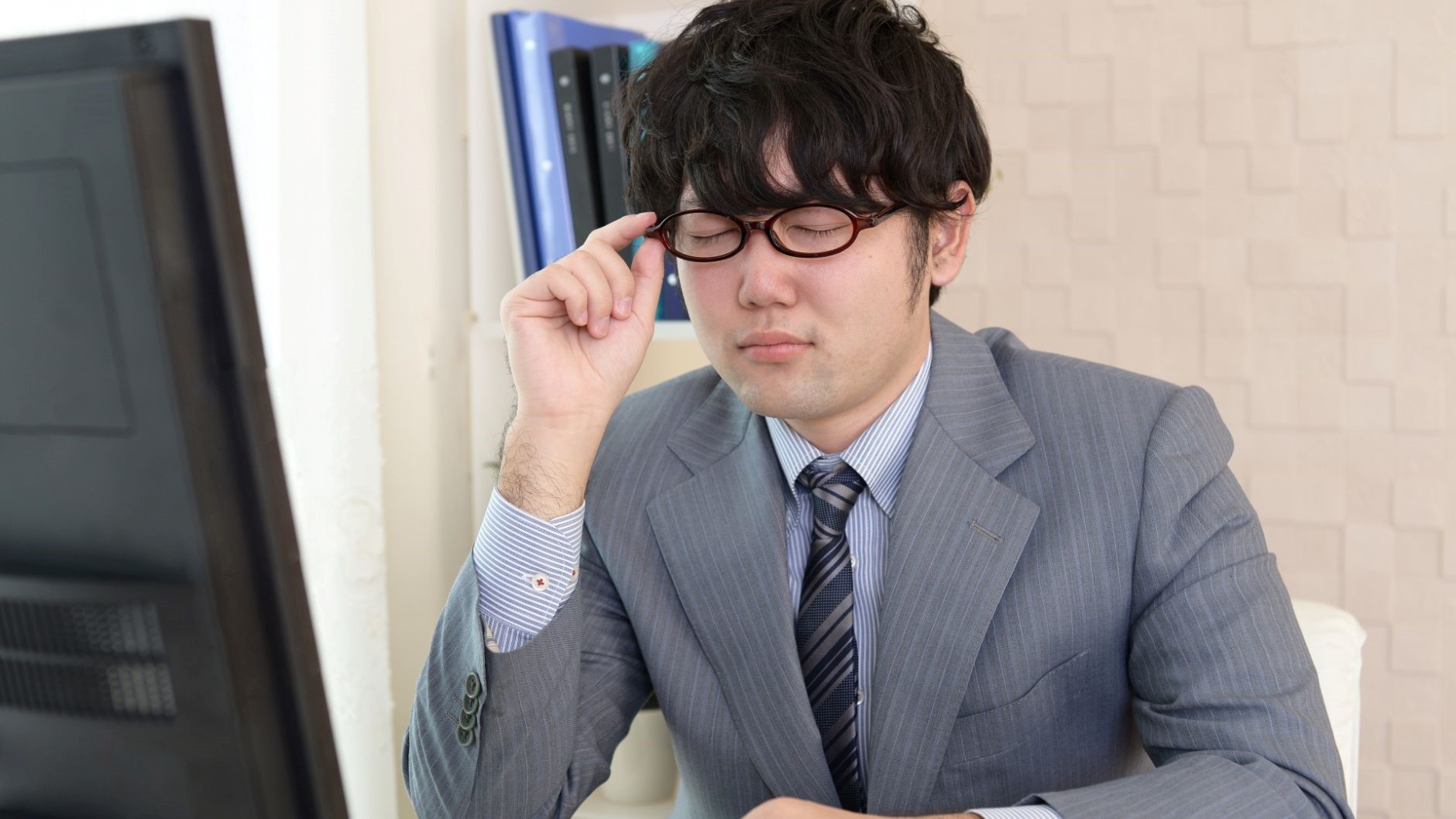 デメリットを考え、悲しい表情の男性