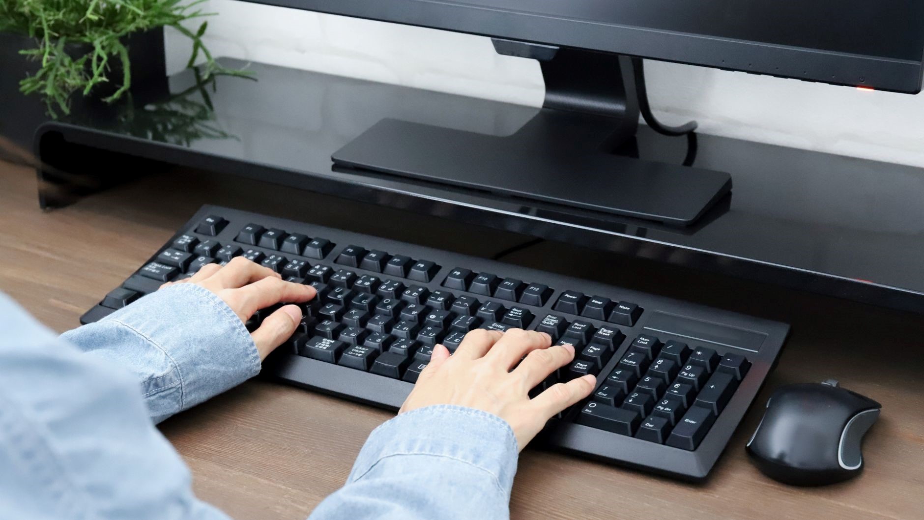 キーボード、マウス、黒いPC台