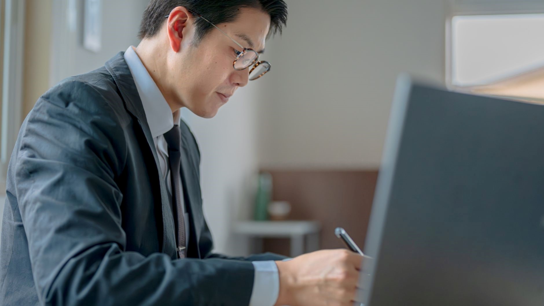資格勉強をする男性