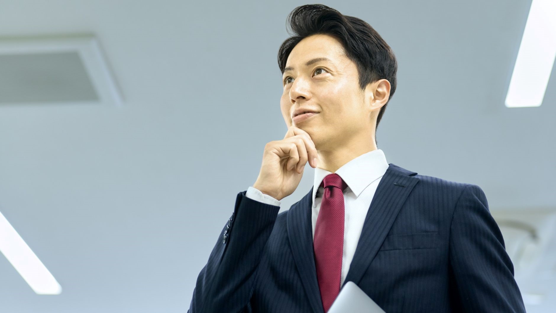スーツ男性、あごに手