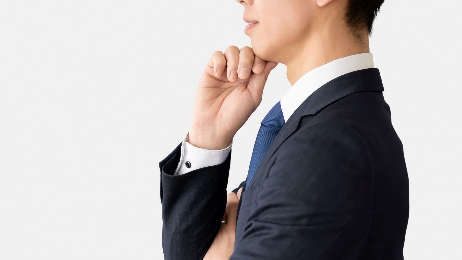 あごに右手を添える男性