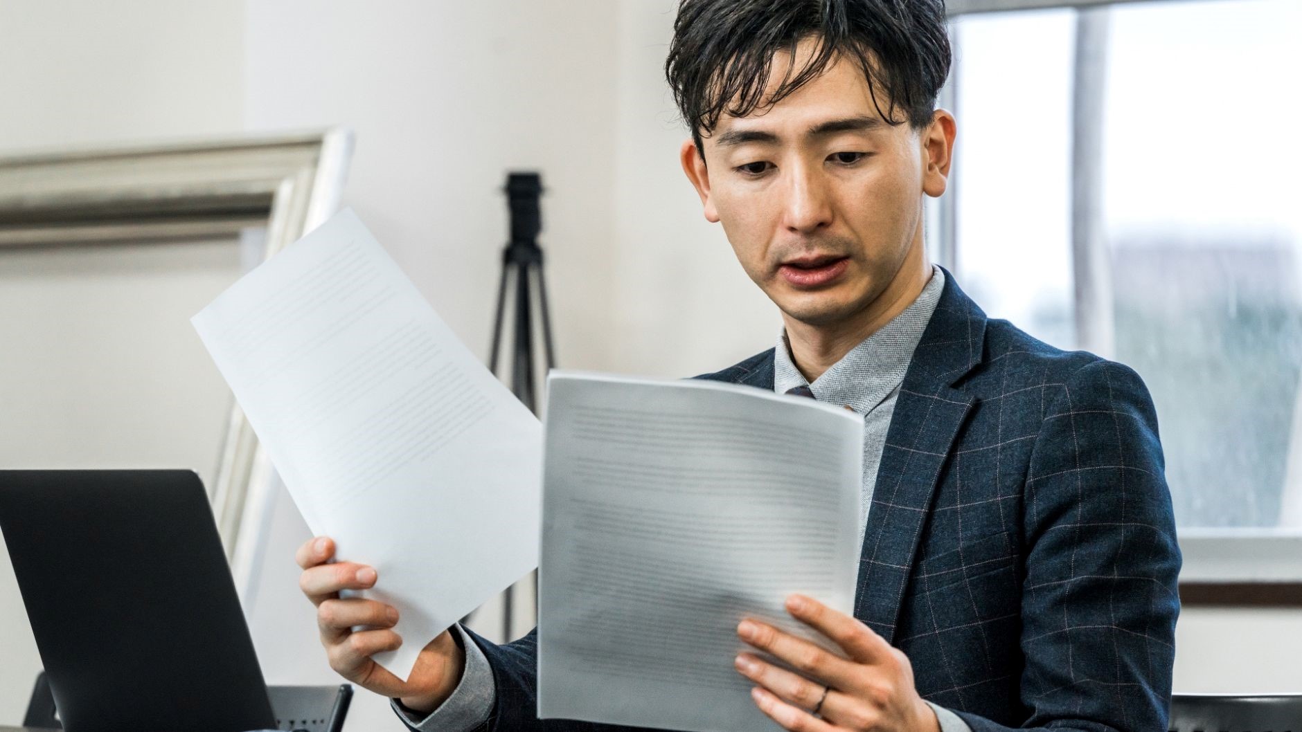 資料をチェックするスーツの男性