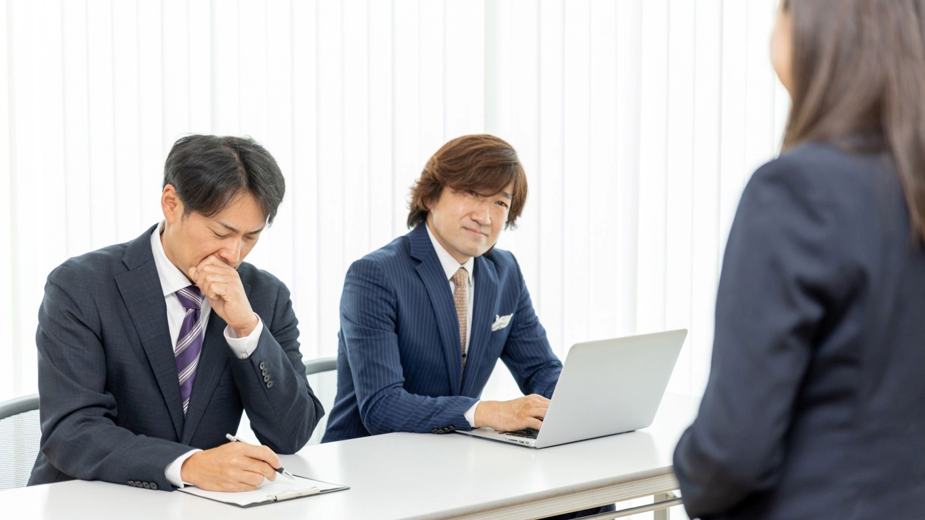 面接風景、白い机、PC、メモ
