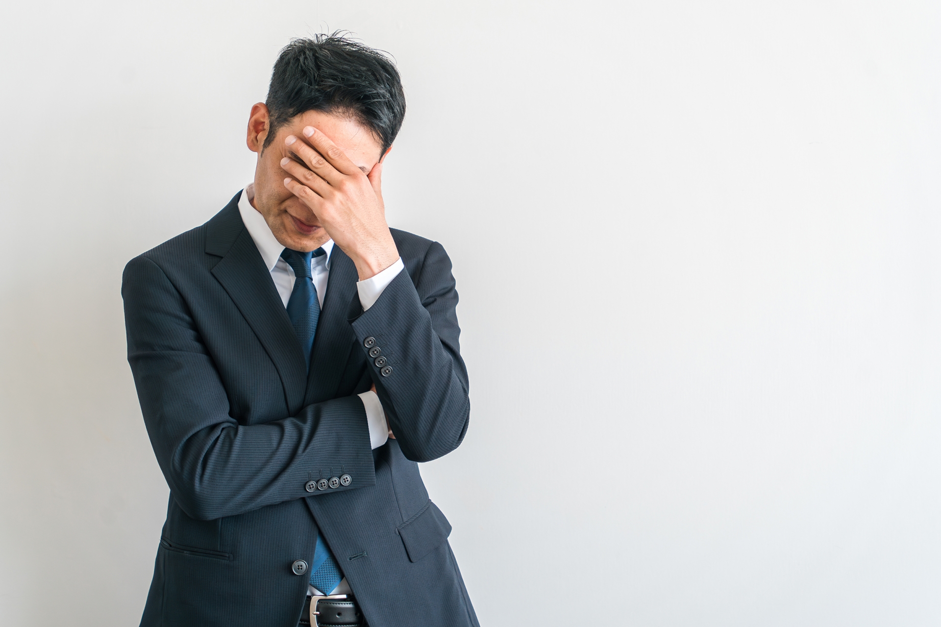 後悔している男性