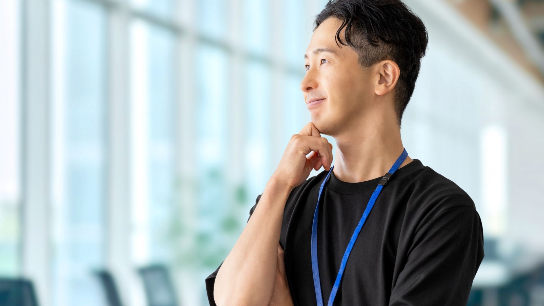 エンジニア転職の時期を検討する男性