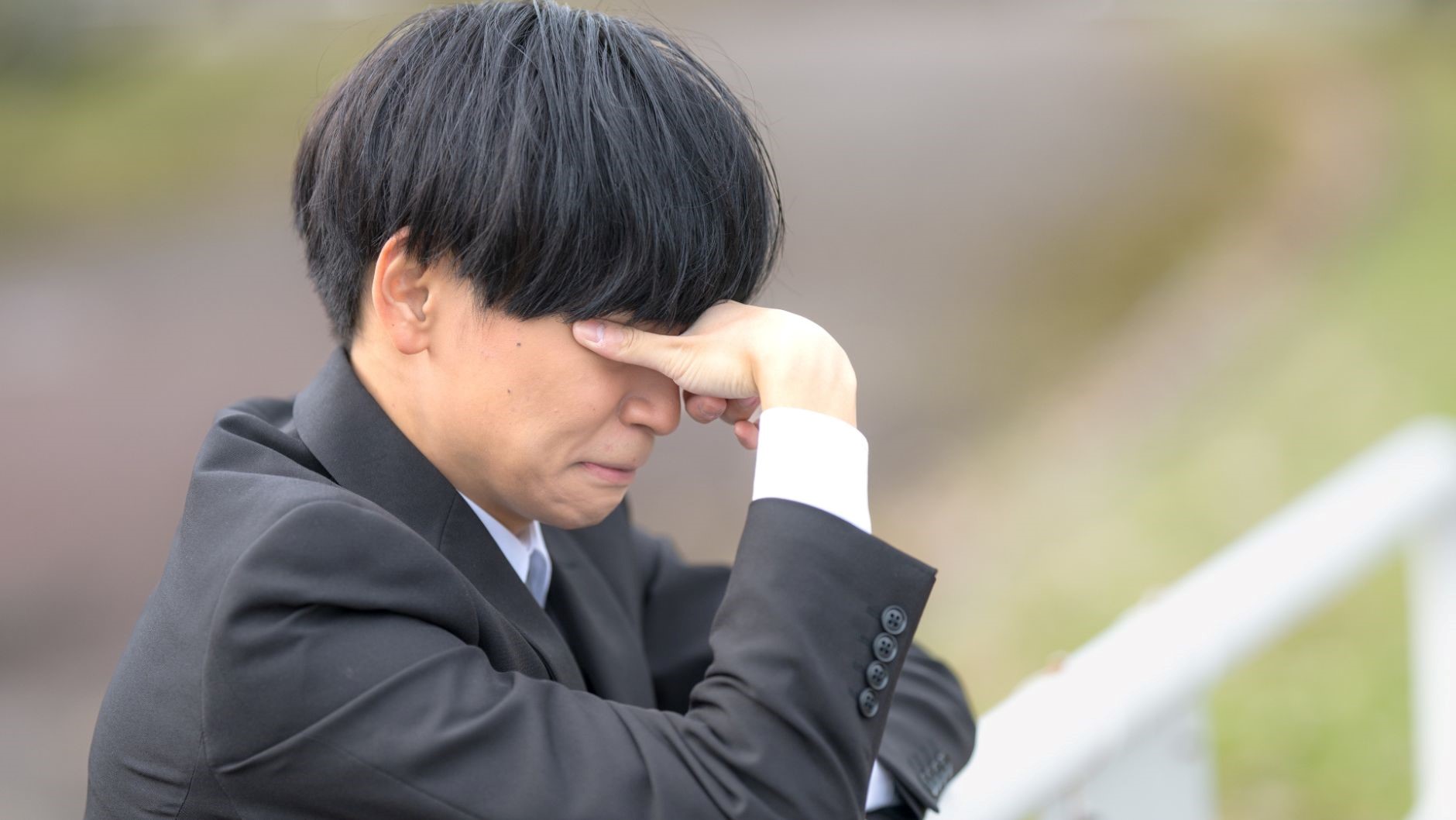 ヘルプデスクで働くデメリットに悩む男性