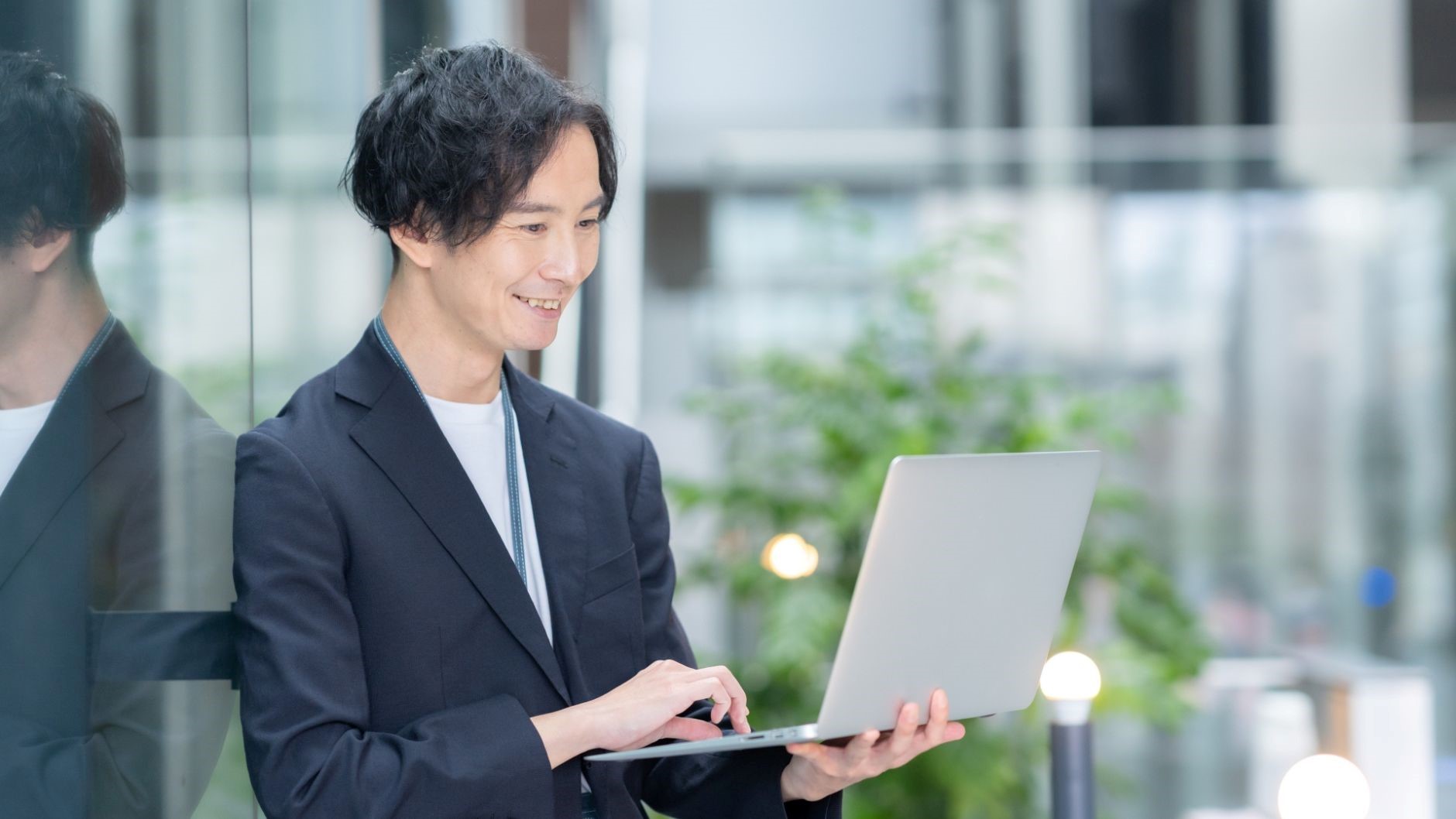 転職活動がうまく行って喜んでいる男性