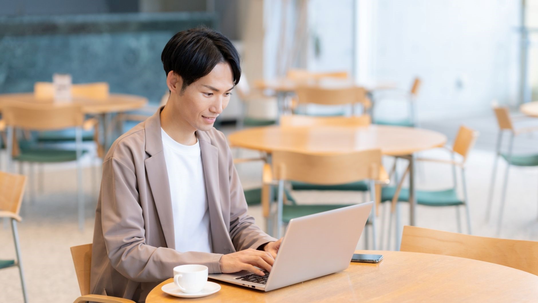 ミスマッチのないように企業研究をする男性