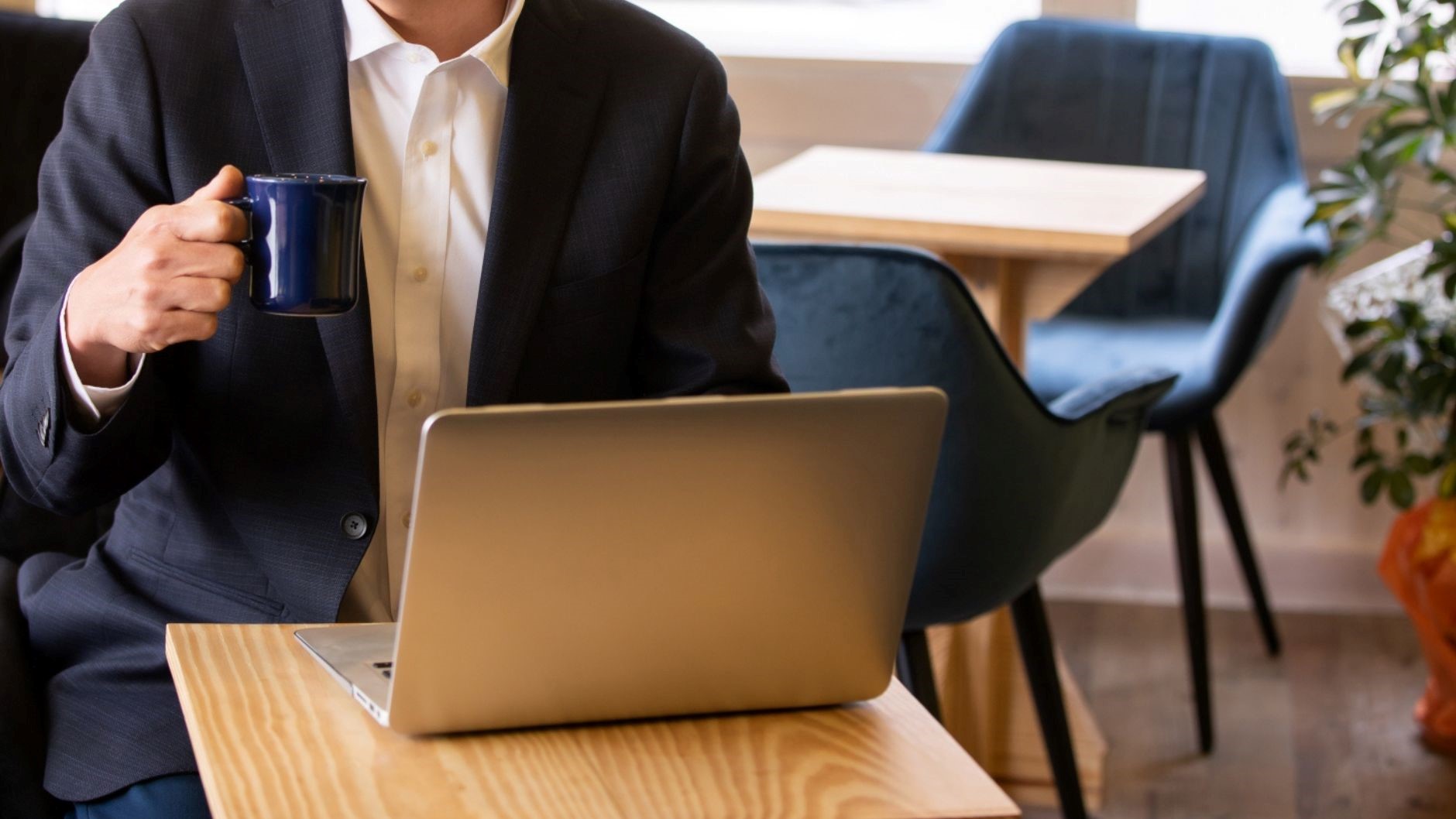 転職活動を検討し企業研究をする男性エンジニア